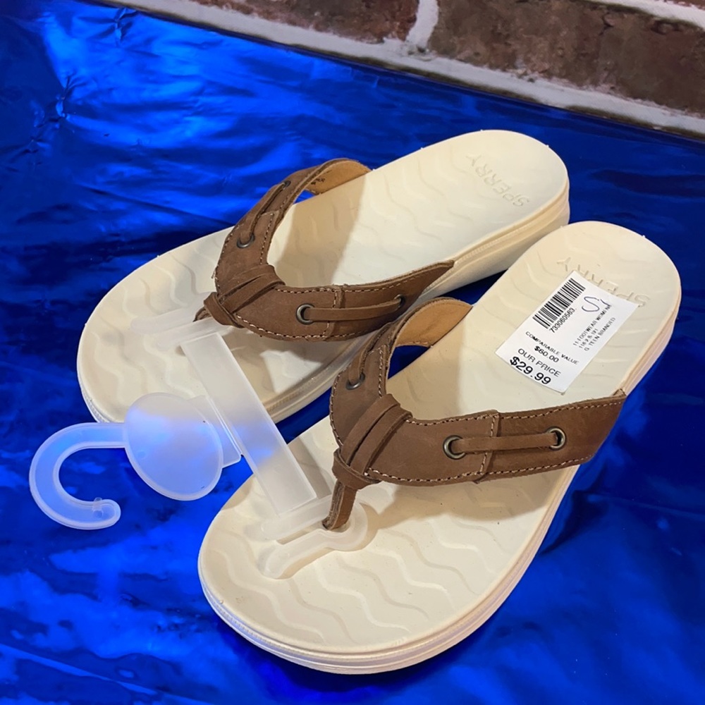 Women’s NWT Sperry flip flop sandals size 5